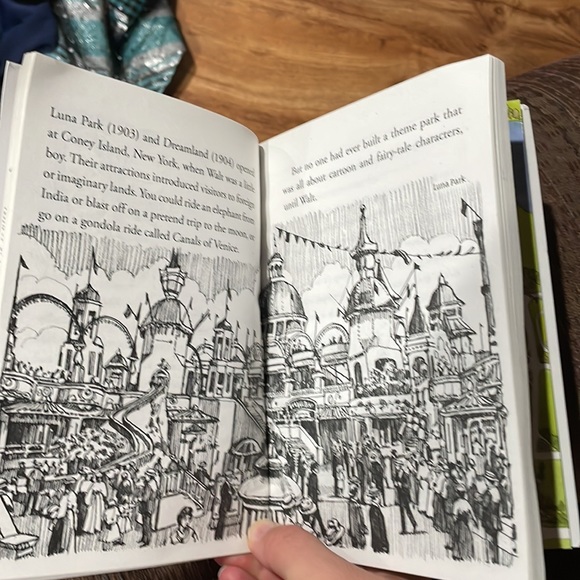 Abercrombie Minnie T-shirt with book - Picture 9 of 9